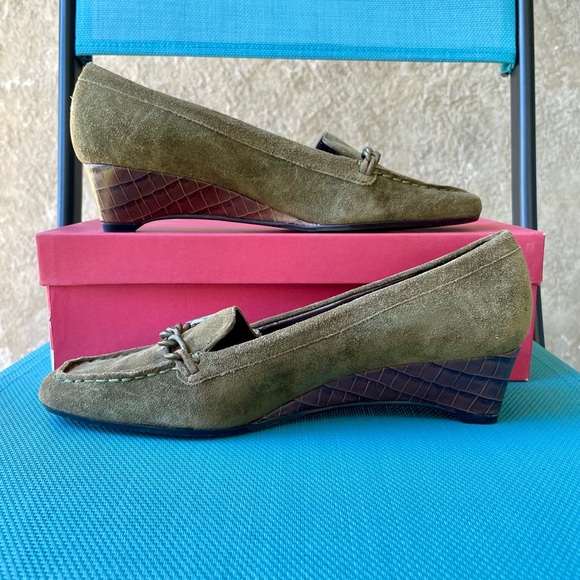 Vaneli Green Cassandra Khaki/Tmoro Suede Women’s Luxury Wedge Heels (Size 7M) - Picture 11 of 16